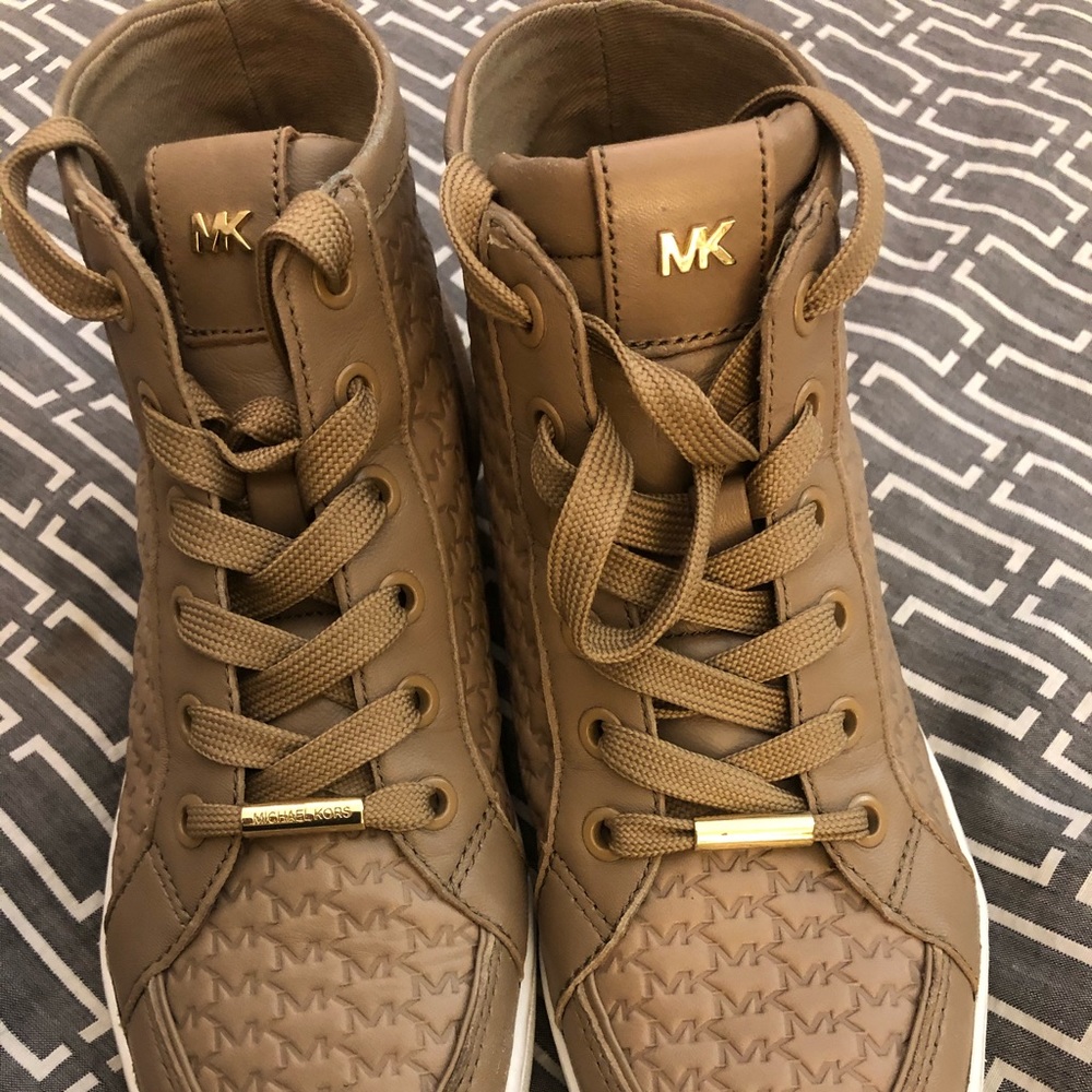 Michael Korda mid top shoe size 5.5